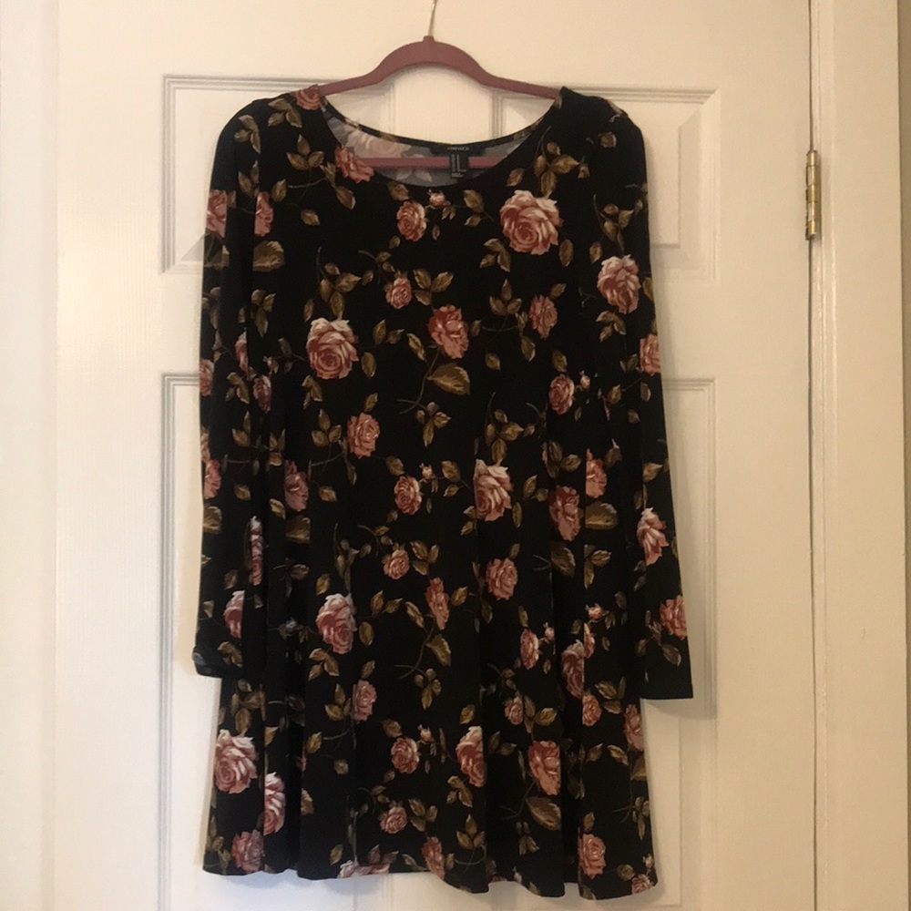 Long sleeve black floral dress. Roses. Forever21